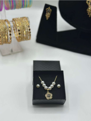 Flora Pearl Necklace & Studs Set